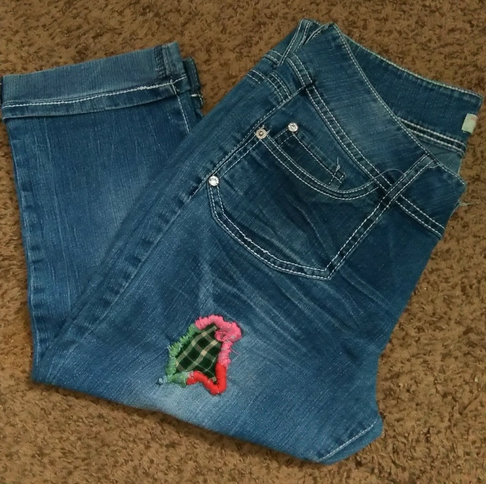 No Boundaries Distressed Denim Capris